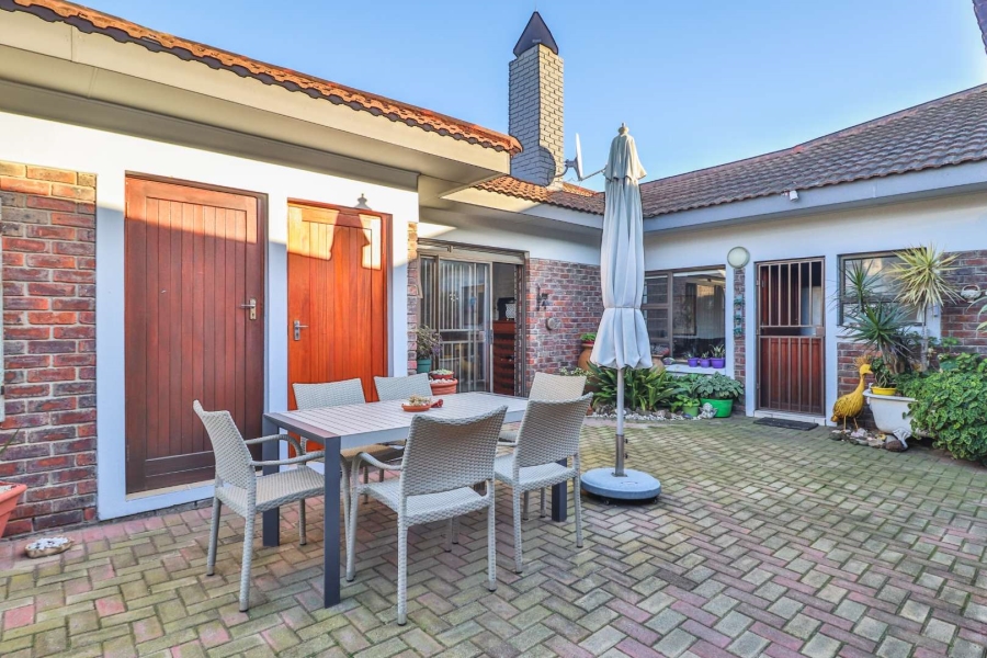 6 Bedroom Property for Sale in Fraaiuitsig Western Cape